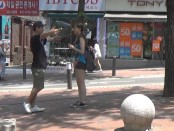 【韓国】”FREE HUGS”のボードは不要、両手を広げてアピール